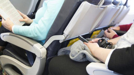 Tiếp viên trải lòng về việc khách xem phim sex trên máy bay - Ảnh 1 Tiep vien trai long ve viec khach xem phim sex tren may bay - Anh 1