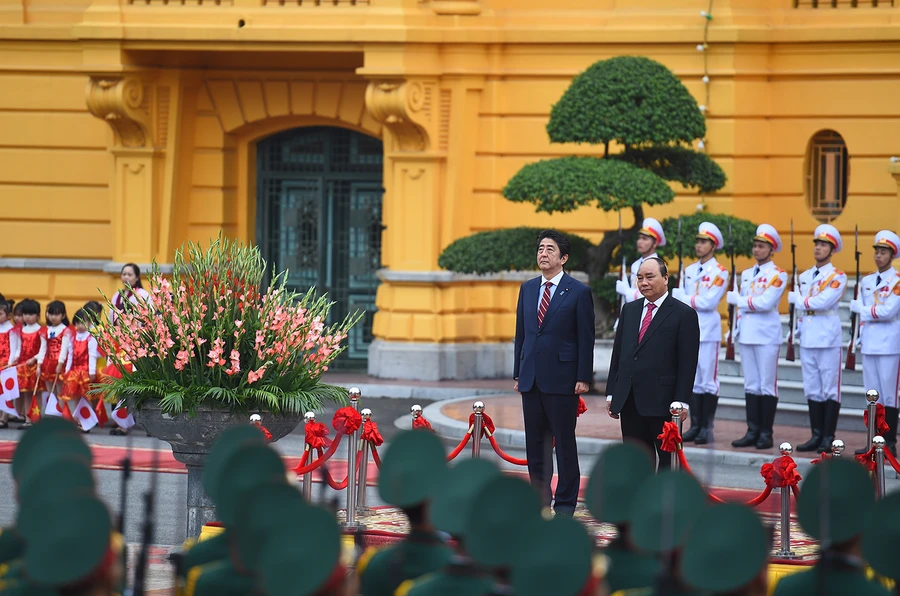 Lễ đón chính thức Thủ tướng Shinzo Abe. Ảnh: VGP/Quang Hiếu