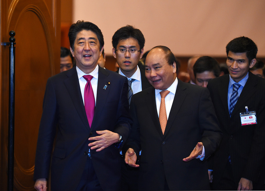 Thủ tướng Nguyễn Xuân Phúc và Thủ tướngShinzo Abe tại Tọa đàm doanh nghiệp Việt Nam-Nhật Bản. Ảnh: VGP/Quang Hiếu
