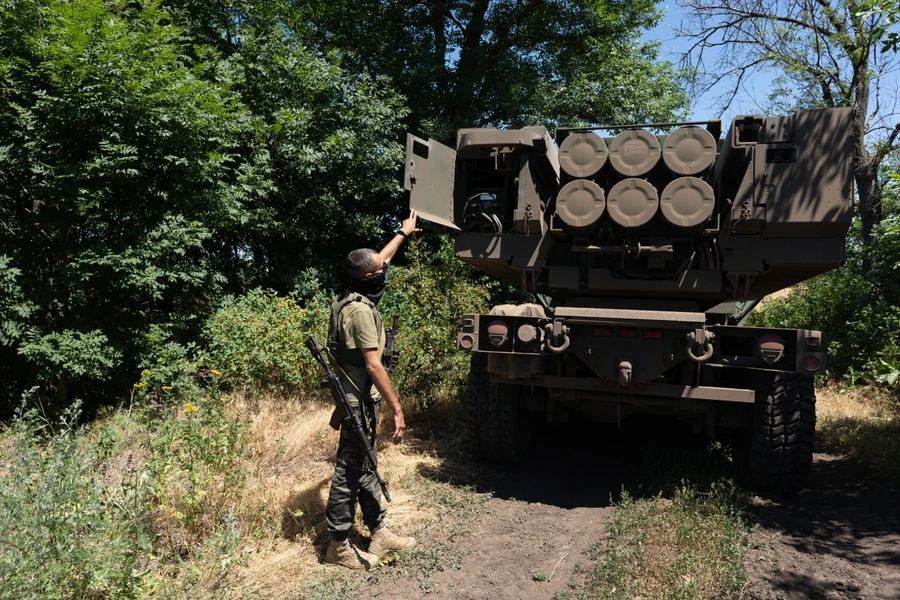 Pháo phản lực HIMARS cung cấp từ Mỹ được quân đội Ukraine triển khai chiến đấu hồi đầu tháng 7/2023.