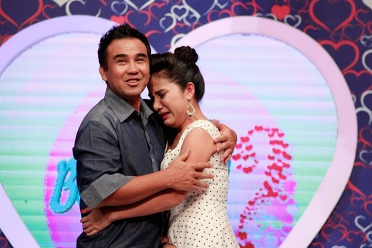Cát Tường: “Tôi đã bớt sân si!” ảnh 7 Quyền Linh ôm Cát Tường an ủi trong chương trình bạn muốn hẹn hò