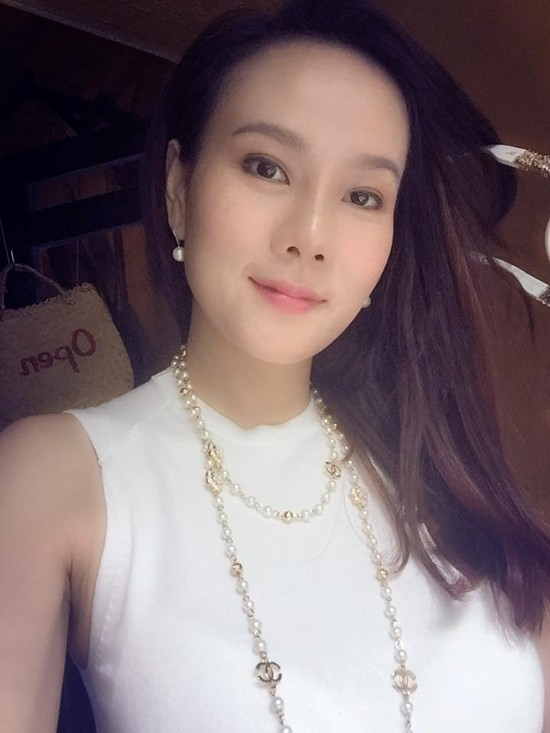 Mới đây, nữ nghệ sĩ này lại khiến nhiều người bất ngờ khi quyết định công khai cuộc phẫu thuật thẩm mỹ lần thứ 3. Dương Yến Ngọc tiết lộ mặc dù đã từng phẫu thuật mũi một lần nhưng cô vẫn chưa hài lòng bởi đầu mũi to và sống mũi quá cao so với gương mặt. Hành trình thay đổi nhan sắc của Dương Yến Ngọc sau 15 năm