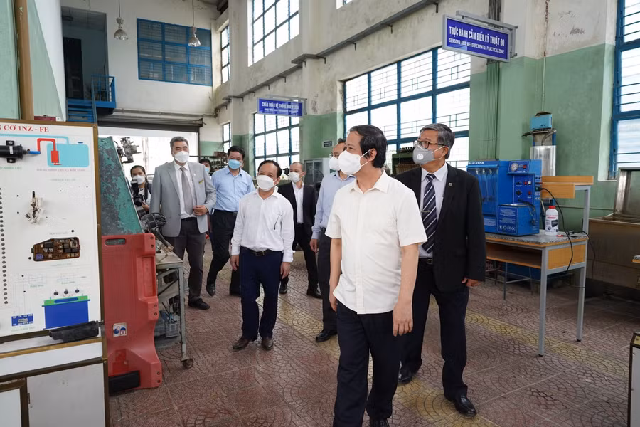 Bộ trưởng Nguyễn Kim Sơn và Đoàn công tác của Bộ thăm xưởng sản xuất của Trường ĐH Bách khoa, ĐH Đà Nẵng.