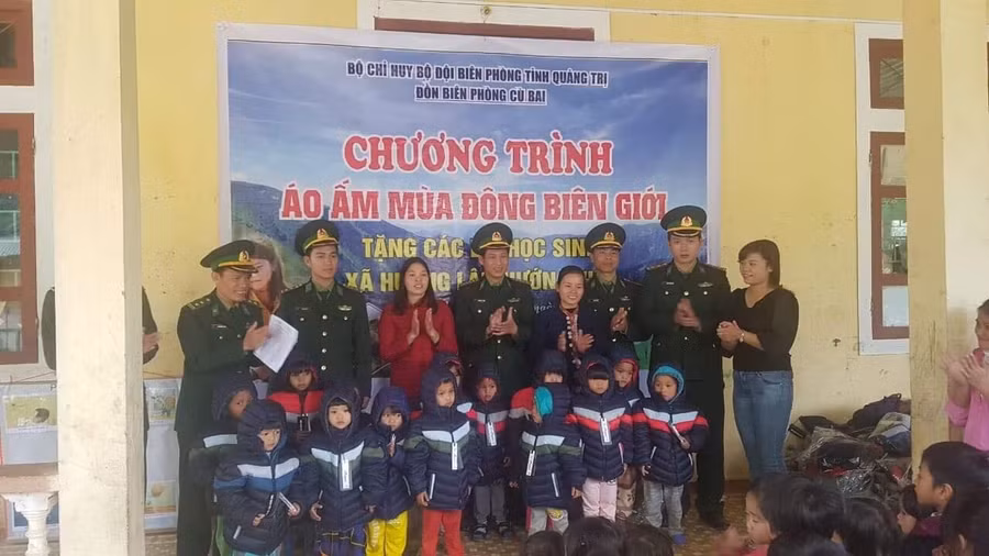 Cán bộ, chiến sĩ Đồn Biên phòng Cù Bai tặng áo ấm cho học sinh mầm non ở xã Hướng Việt và Hướng Lập