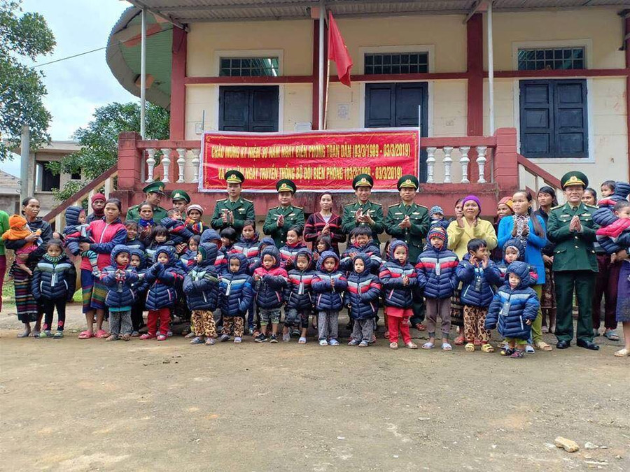 Mùa đông ấm áp cho HS vùng biên giới từ chương trình tặng áo ấm của Bộ đội Biên phòng Cù Bai