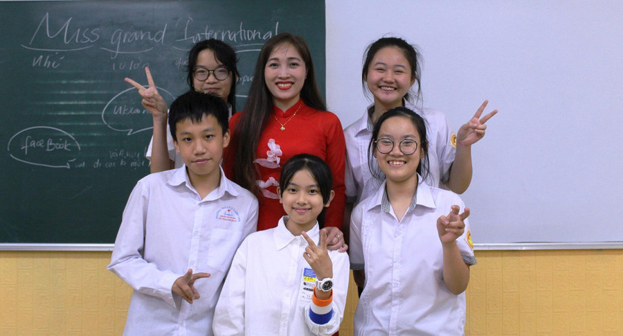 Cô Giang cùng học trò trong đội tuyển ôn thi học sinh giỏi cấp thành phố, năm học 2022 - 2023. Cô Giang cùng học trò trong đội tuyển ôn thi học sinh giỏi cấp thành phố, năm học 2022 - 2023.