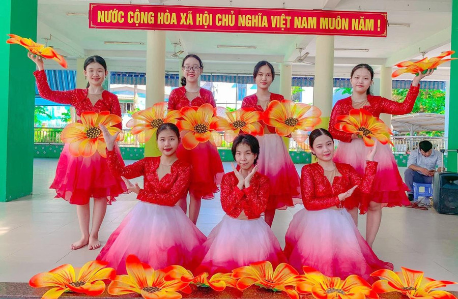 Học sinh Trường chuyên biệt Tương Lai biểu diễn văn nghệ năm học 2021 - 2022. Học sinh Trường chuyên biệt Tương Lai biểu diễn văn nghệ năm học 2021 - 2022.