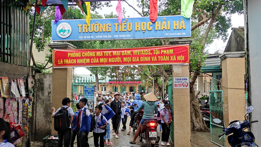 Học sinh Trường Tiểu học Hải Hà, thị xã Nghi Sơn (Thanh Hóa) trong giờ tan học. Học sinh Trường Tiểu học Hải Hà, thị xã Nghi Sơn (Thanh Hóa) trong giờ tan học.