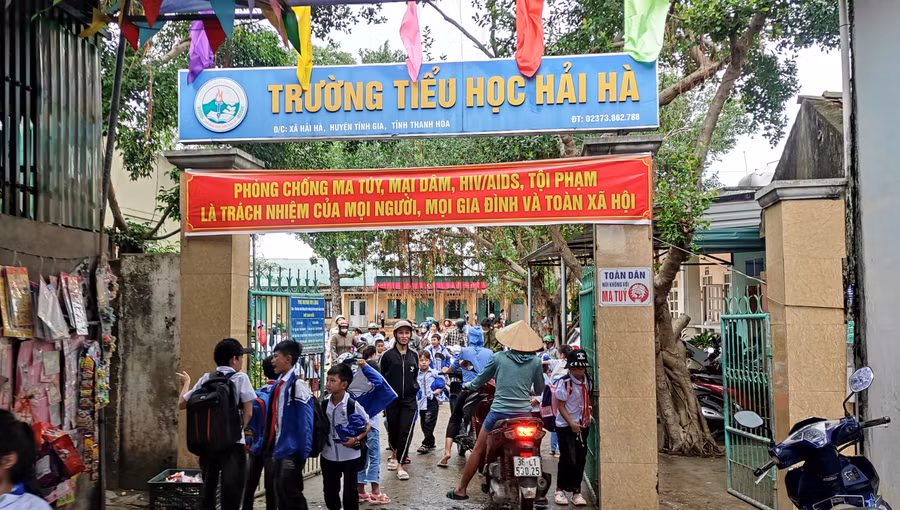 Học sinh Trường Tiểu học Hải Hà, thị xã Nghi Sơn (Thanh Hóa) trong giờ tan học. Học sinh Trường Tiểu học Hải Hà, thị xã Nghi Sơn (Thanh Hóa) trong giờ tan học.