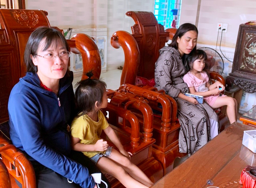 Giáo viên Trường Tiểu học Hải Hà đến nhà dân vận động học sinh đến trường. Giáo viên Trường Tiểu học Hải Hà đến nhà dân vận động học sinh đến trường.