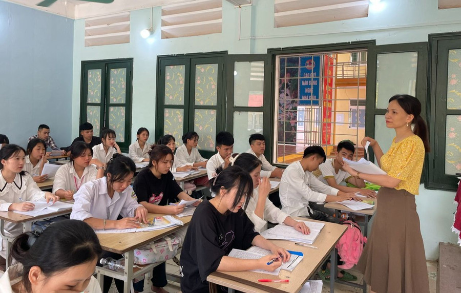 Cô trò Trường THPT Quan Sơn trong giờ ôn tập. Ảnh: INT Cô trò Trường THPT Quan Sơn trong giờ ôn tập. Ảnh: INT