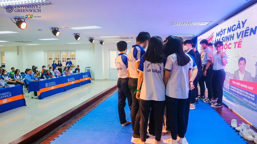 Các em học sinh lớp 12 tham gia chương trình trải nghiệm tại Greenwich Việt Nam.