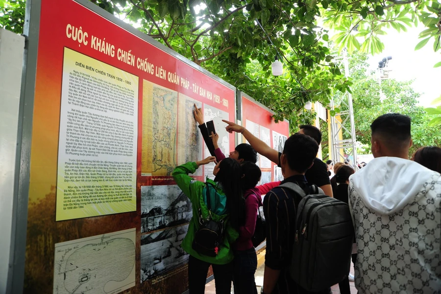 Triển lãm "Cuộc kháng chiến chống Liên quân Pháp - Tây Ban Nha (1858 - 1860) và tri ân công trạng của các Danh tướng và nghĩa sỹ" thu hút sự tham gia của nhiều HS-SV
