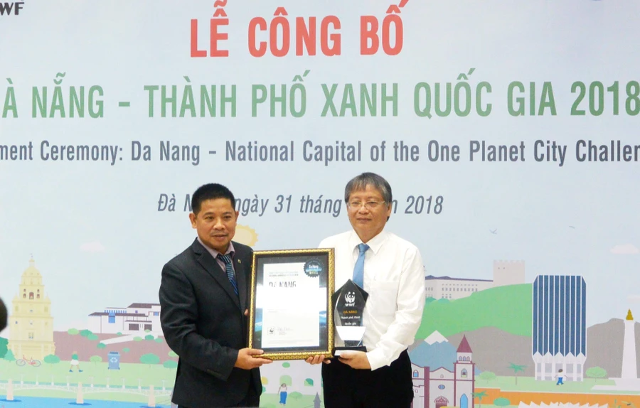 Đại diện WWF trao biểu tượng thành phố Xanh quốc gia 2018 cho Đà Nẵng
