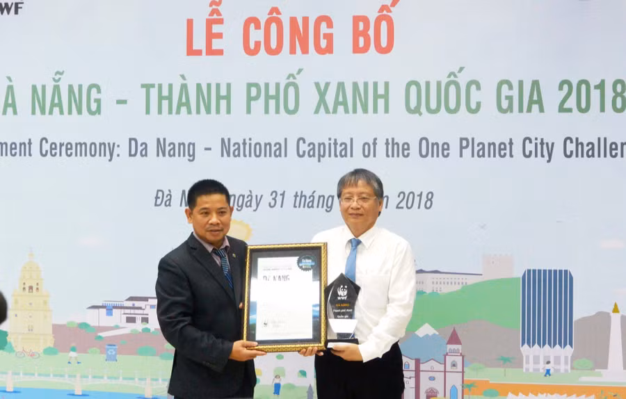 Đại diện WWF trao biểu tượng thành phố Xanh quốc gia 2018 cho Đà Nẵng
