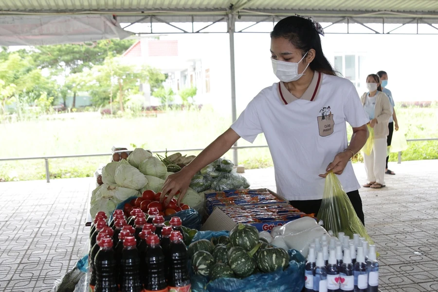 Sinh viên chọn thực phẩm tại gian hàng 0 đồng.