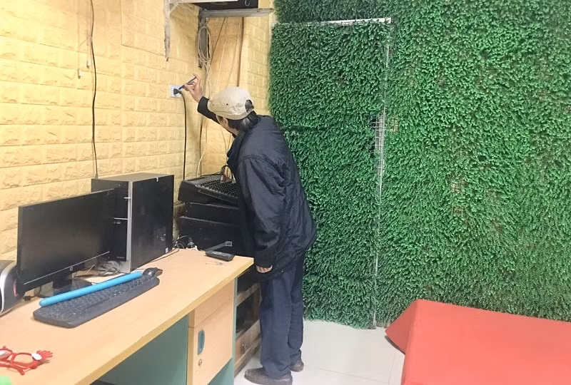 Bác bảo vệ Ngô Văn Tấn sửa chữa hệ thống điện.