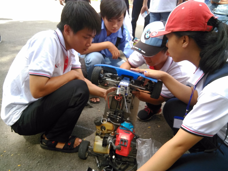 Sinh viên đang kiểm tra lại xe để sẵn sàng cuộc đua Sinh viên đang kiểm tra lại xe để sẵn sàng cuộc đua