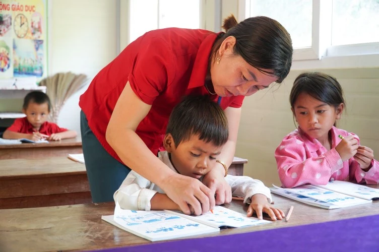 Cô Lương Thị Hoa (điểm bản Chà Lò, Tiểu học Mai Sơn, Tương Dương, Nghệ An) chủ yếu dạy chay cho học sinh.