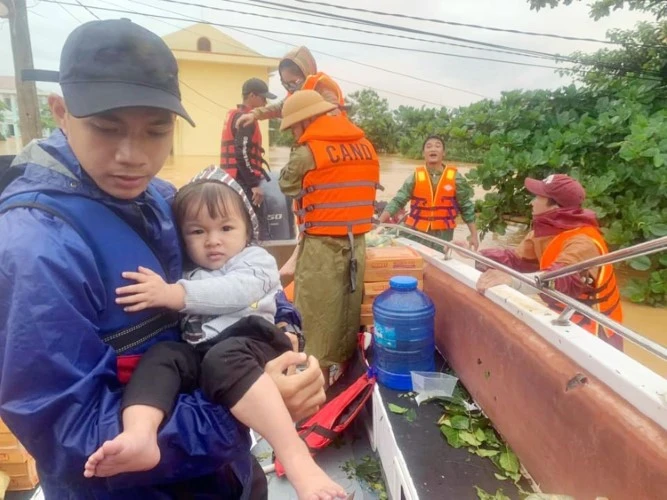 Lực lượng chức năng sơ tán người dân đến khu vực an toàn tại các trường học cao tầng ở huyện Lệ Thủy (Quảng Bình) từ ngày 18/9. Ảnh: Vĩnh Quý