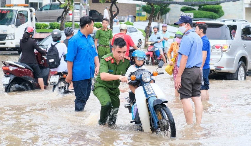 Nước ngập do triều cường khiến việc đến trường của HS Cần Thơ gặp nhiều khó khăn. 