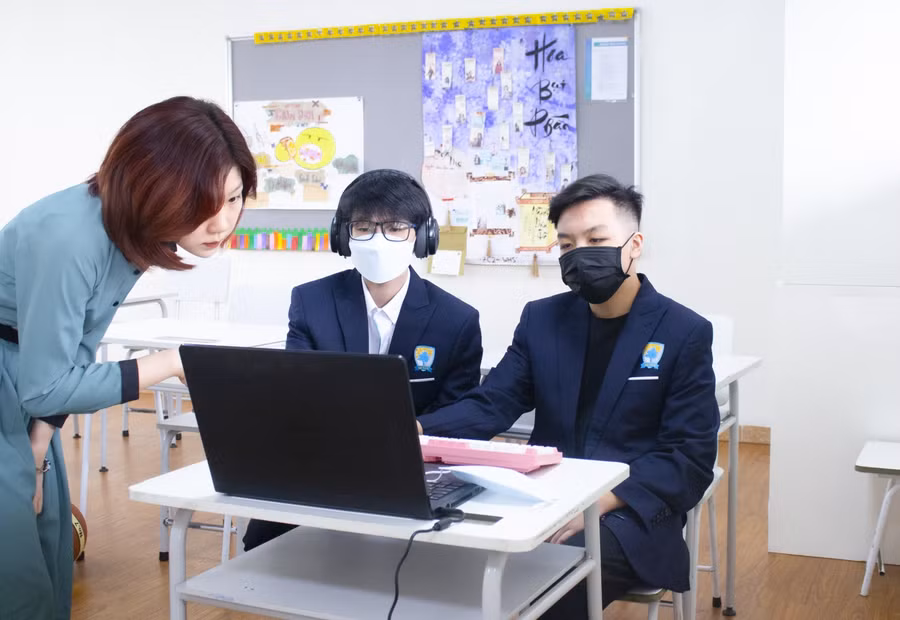 Cô Minh Anh và học sinh tham gia vào các hoạt động giao lưu quốc tế.