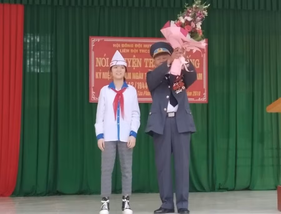 Đại tá Đỗ Anh Dũng nói chuyện với học sinh Trường THCS Tân Phương nhân dịp kỷ niệm ngày thành lập Quân đội nhân dân Việt Nam.