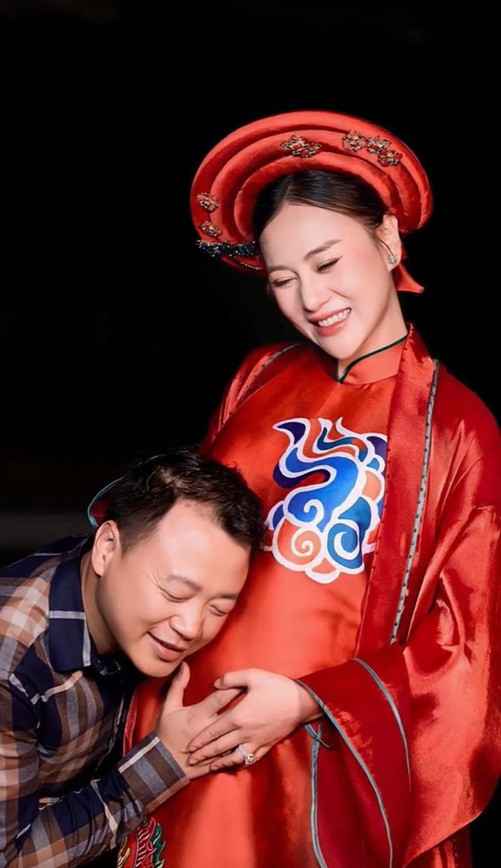 Shark Bình ngọt ngào, ân cần chăm sóc Phương Oanh và cặp song sinh trong bụng. Shark Bình ngọt ngào, ân cần chăm sóc Phương Oanh và cặp song sinh trong bụng.