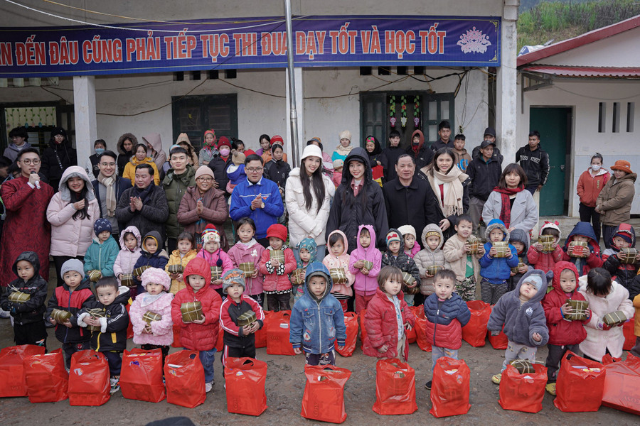 Á hậu Ngọc Hằng và Trịnh Thùy Linh mang Tết yêu thương đến với các em nhỏ vùng miền núi biên cương và vùng cao phía Bắc.