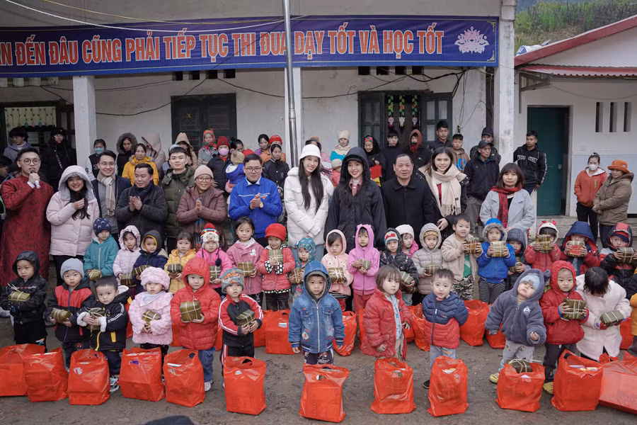 Á hậu Ngọc Hằng và Trịnh Thùy Linh mang Tết yêu thương đến với các em nhỏ vùng miền núi biên cương và vùng cao phía Bắc.