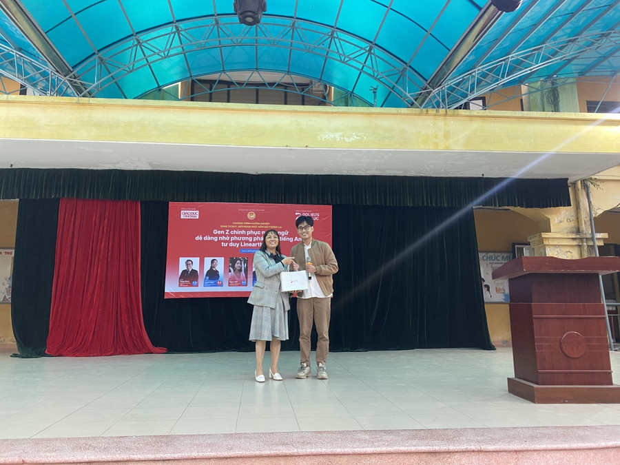 Đại diện DOL English - thầy Hoàng Hưng Đức tặng món quà cho Ban Giám Hiệu nhà trường. Đại diện DOL English - thầy Hoàng Hưng Đức tặng món quà cho Ban Giám Hiệu nhà trường.