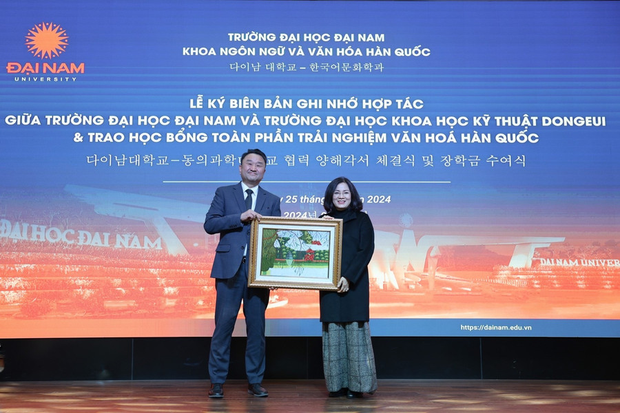 Đại diện Ban giám hiệu trường Đại Nam trao quà tặng cho Trường Đại học Khoa học Kỹ thuật Dongeui.