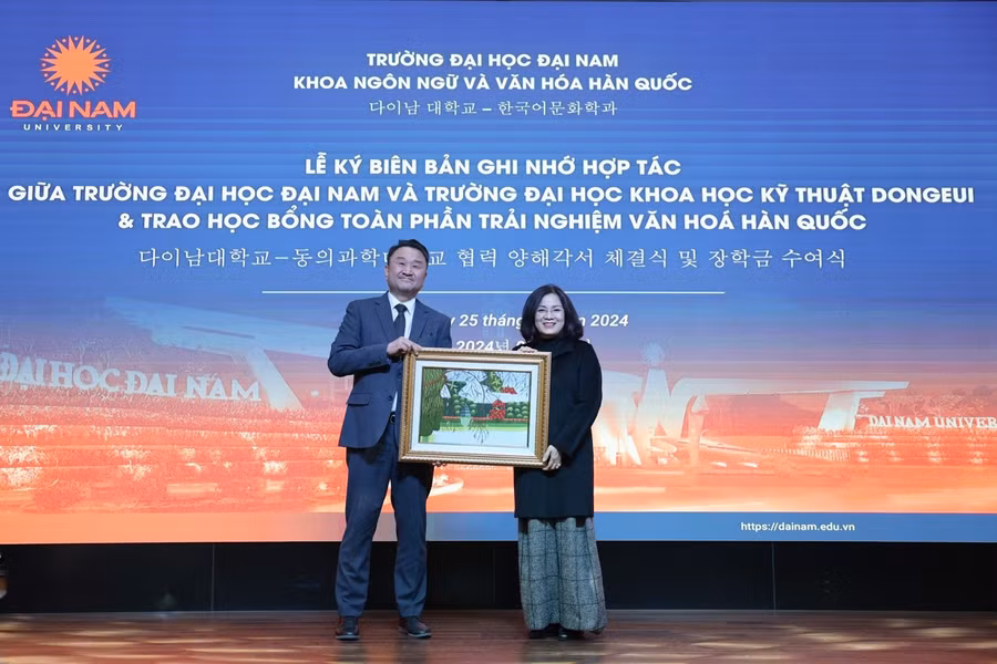 Đại diện Ban giám hiệu trường Đại Nam trao quà tặng cho Trường Đại học Khoa học Kỹ thuật Dongeui.