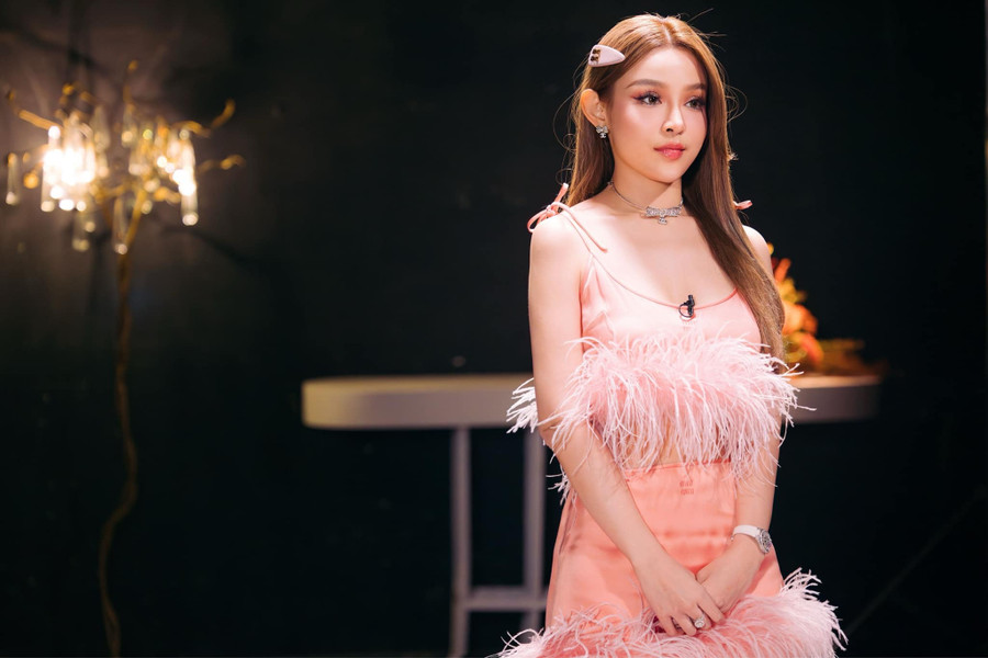 Huyền Baby đã chính thức dừng chân tại chương trình Chị Đẹp Đạp Gió Rẽ Sóng. Huyền Baby đã chính thức dừng chân tại chương trình Chị Đẹp Đạp Gió Rẽ Sóng.