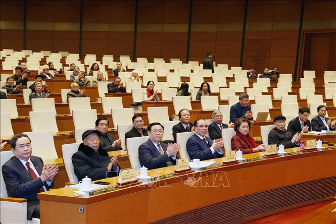 Chủ tịch Quốc hội Vương Đình Huệ, Phó Chủ tịch Thường trực Quốc hội Trần Thanh Mẫn và các nguyên lãnh đạo Quốc hội tham dự buổi gặp mặt. (Ảnh: Nhan Sáng/TTXVN)