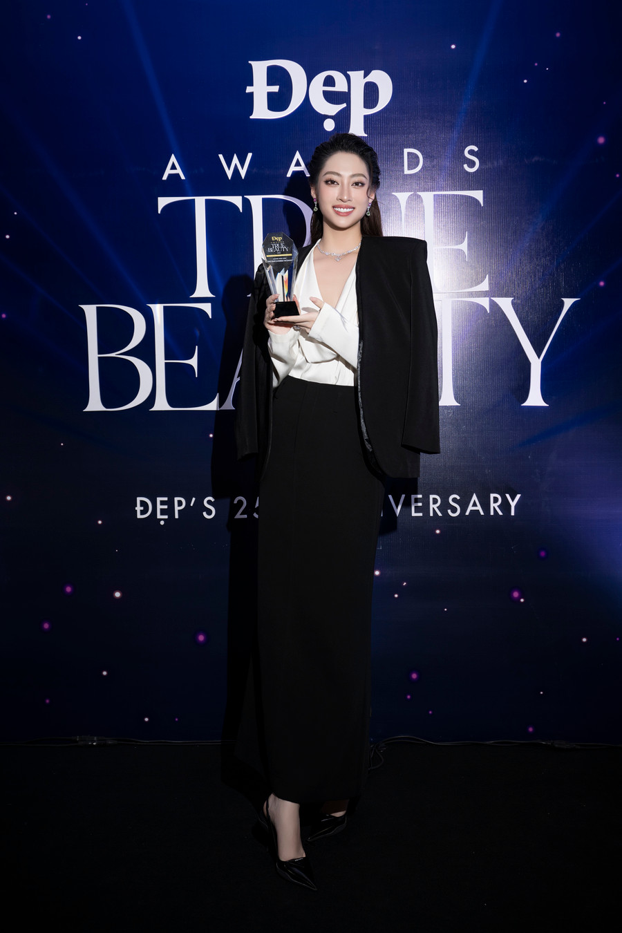 Lương Thùy Linh nhận giải thưởng nhờ hoạt động truyền cảm hứng.