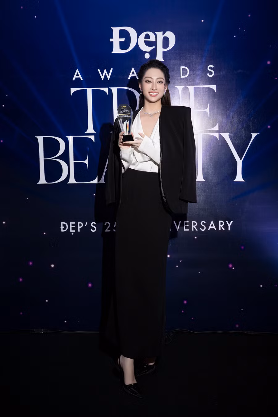 Lương Thùy Linh nhận giải thưởng nhờ hoạt động truyền cảm hứng.