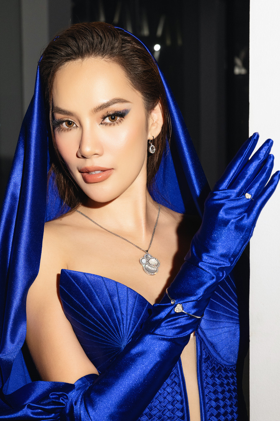 Thời trang độc đáo và quyến rũ của Á hậu Lê Hoàng Phương tại lễ trao giải đầu tiên sau đăng quang.