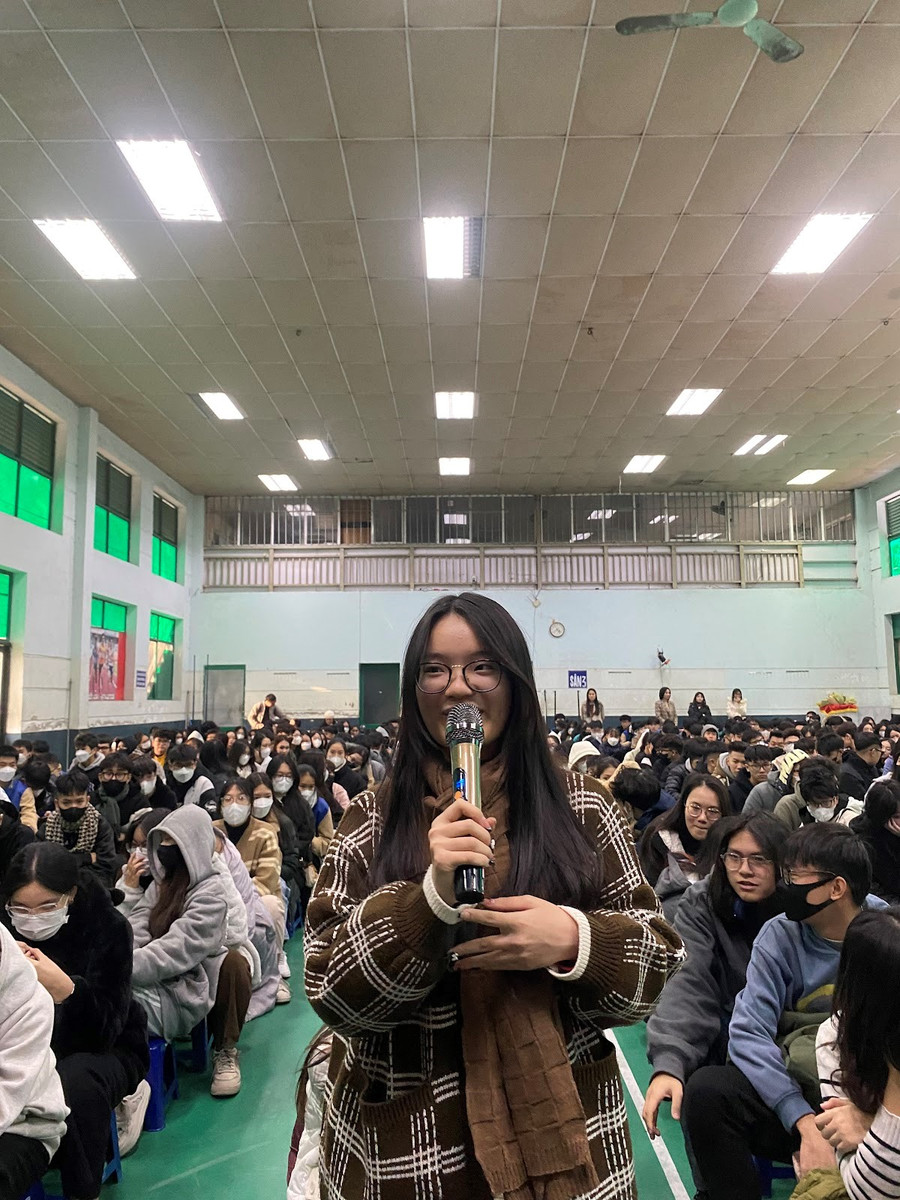 Học sinh THPT Lý Thái Tổ tích cực trả lời câu hỏi từ diễn giả Ngọc Anh.