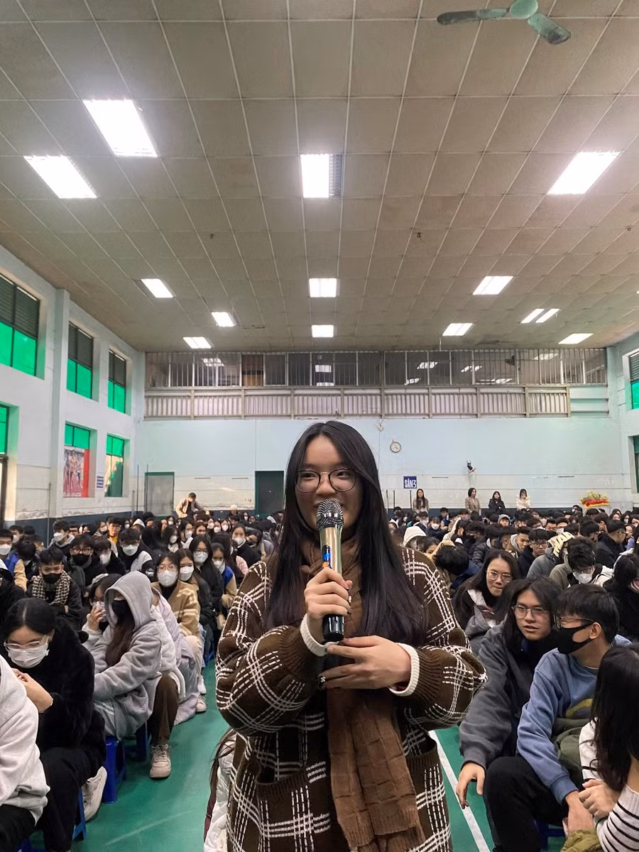 Học sinh THPT Lý Thái Tổ tích cực trả lời câu hỏi từ diễn giả Ngọc Anh.