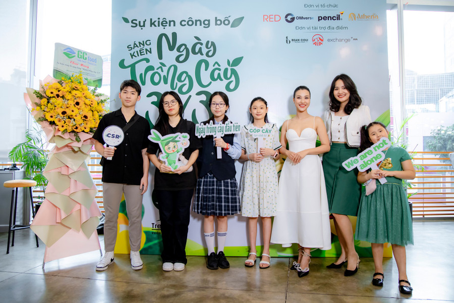 Hoa hậu Hương Giang, Á hậu Hoàng Oanh cùng nhóm các đại sứ học sinh của sáng kiến "Ngày trồng cây 3/3". Hoa hậu Hương Giang, Á hậu Hoàng Oanh cùng nhóm các đại sứ học sinh của sáng kiến "Ngày trồng cây 3/3".