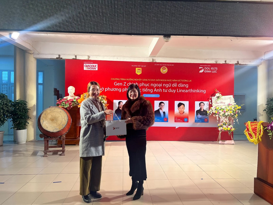 Cô Ngọc Anh tặng quà Trường THPT Đại Mỗ, Hà Nội. Cô Ngọc Anh tặng quà Trường THPT Đại Mỗ, Hà Nội.