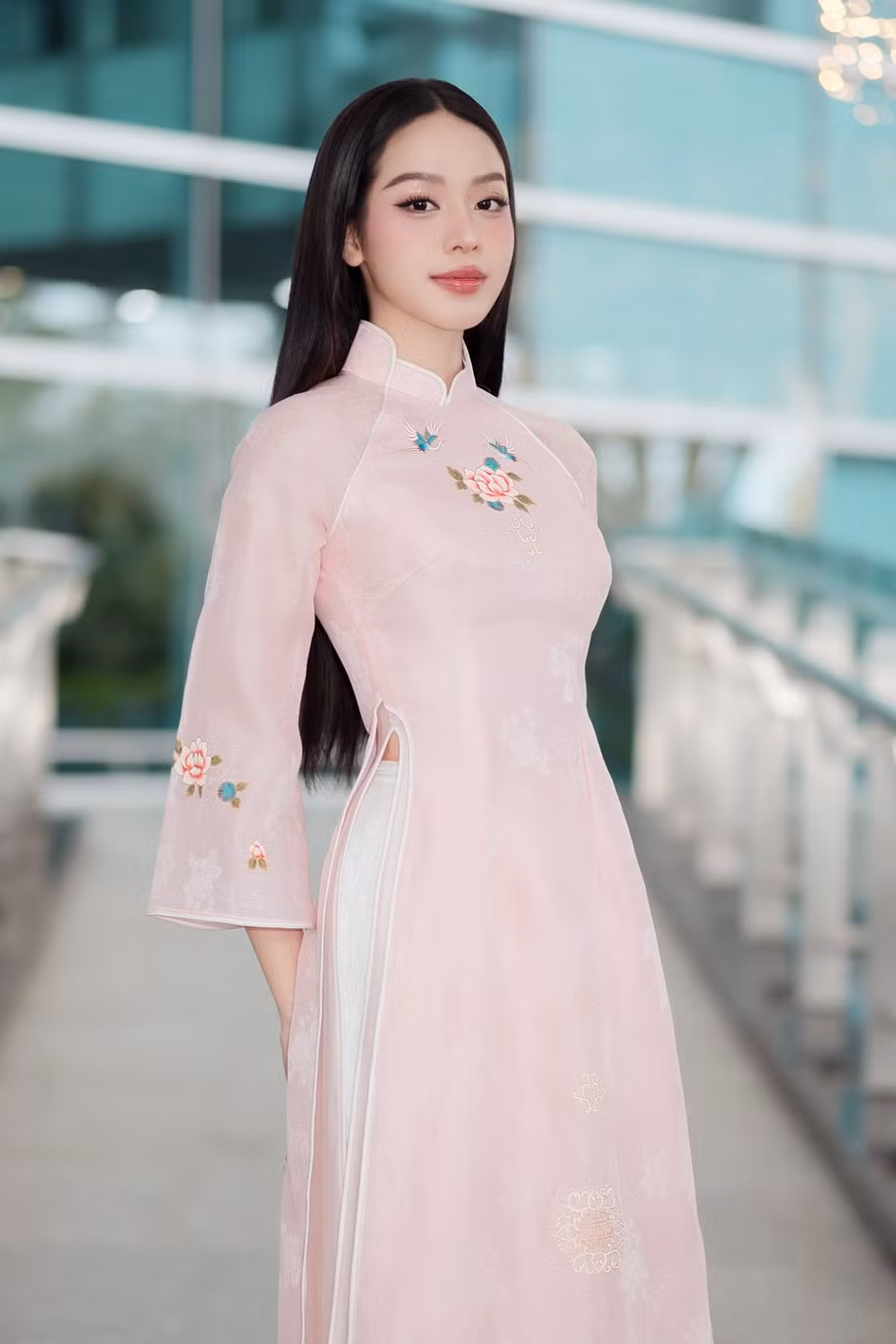 Hoa hậu Thanh Thủy diện áo dài nền nã đón đoàn Du lịch Nhật Bản đến tham quan Đà Nẵng.