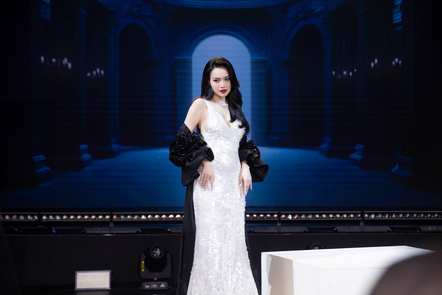 Ninh Dương Lan Ngọc bất ngờ tuyên bố tạm dừng nghệ thuật để đi du học. Ninh Dương Lan Ngọc bất ngờ tuyên bố tạm dừng nghệ thuật để đi du học.