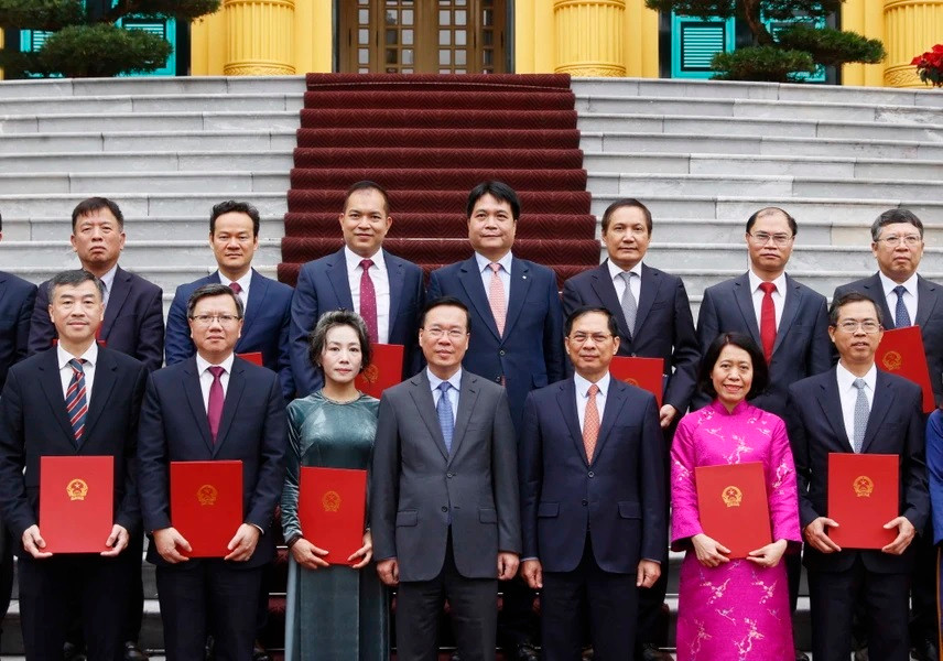 Chủ tịch nước Võ Văn Thưởng với các Đại sứ, Trưởng Cơ quan đại diện Việt Nam tại nước ngoài. (Ảnh: Thống Nhất/TTXVN)