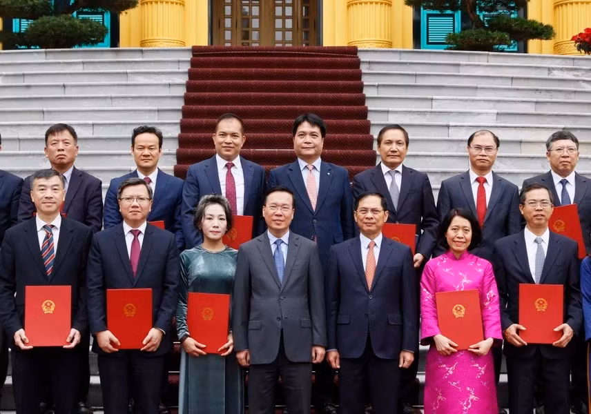 Chủ tịch nước Võ Văn Thưởng với các Đại sứ, Trưởng Cơ quan đại diện Việt Nam tại nước ngoài. (Ảnh: Thống Nhất/TTXVN)