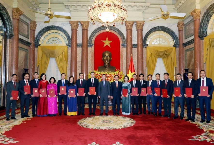 Chủ tịch nước Võ Văn Thưởng trao Quyết định bổ nhiệm 18 Đại sứ nhiệm kỳ 2024-2027. (Ảnh: Thống Nhất/TTXVN)