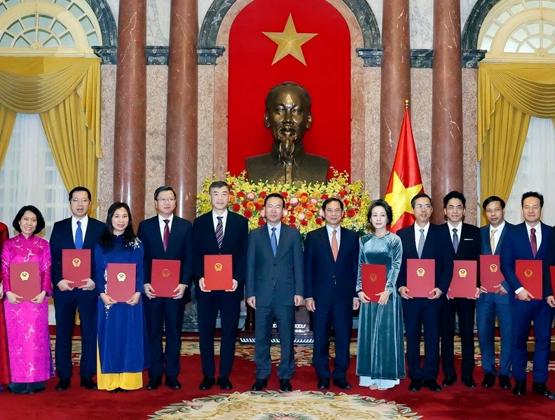 Chủ tịch nước Võ Văn Thưởng trao Quyết định bổ nhiệm cho các Đại sứ. (Ảnh: Thống Nhất/TTXVN)