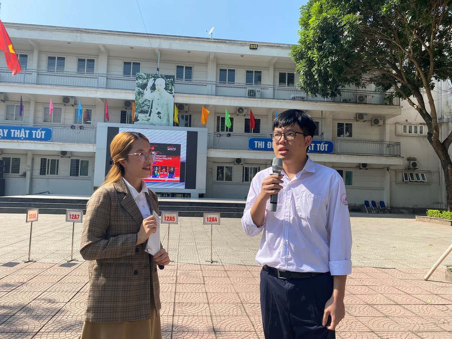 Học sinh THPT Phúc Lợi hăng hái giao lưu với diễn giả.
