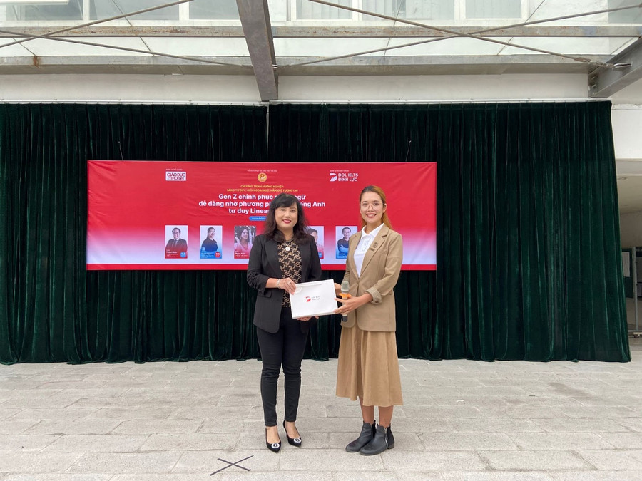 Cô Ngọc Anh - đại diện DOL English gửi tặng món quà tới Ban Giám Hiệu trường THPT Chuyên Nguyễn Huệ Cô Ngọc Anh - đại diện DOL English gửi tặng món quà tới Ban Giám Hiệu trường THPT Chuyên Nguyễn Huệ
